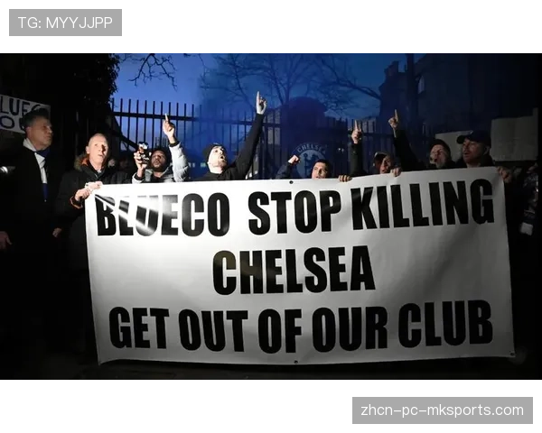 场边花絮:斯特拉斯堡小球迷闯入场地与球员击掌后被安全带离 场边花絮:斯特拉斯堡小球迷闯入场地与球员击掌后被安全带离